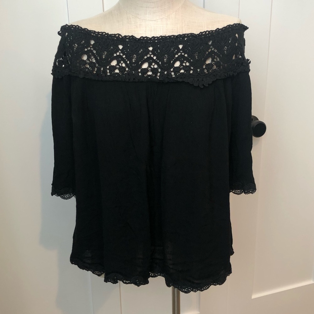 Black Flowy Off the shoulder top - sz L